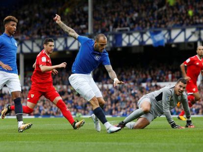 Sandro, aún en el Everton, dispara en un amistoso veraniego contra el Sevilla.