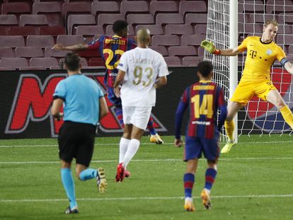 Ansu Fati marca el segundo gol del Barcelona contra el Ferencvaros en un vacío Camp Nou.