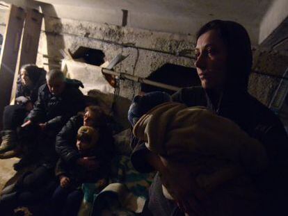 Un grupo de personas espera en un refugio el final de un bombardeo sobre Enakievo (Ucrania), el pasado 29 de enero.