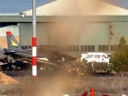 Dos cazas dañados por el accidente en la base aérea de Los Llanos, en Albacete.