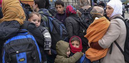 Un grupo de refugiados aguarda este viernes para subirse a un tren desde Gevgelija (Macedonia) hacia Serbia.