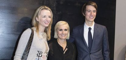 De izquierda a derecha, Delphine Arnault, Maria Grazia Chiuri y Alexandre Arnault, el 3 de marzo de 2017.