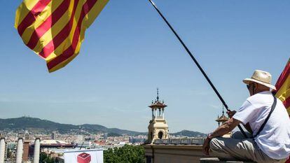 Un hombre ondea una bandera independentista en Barcelona