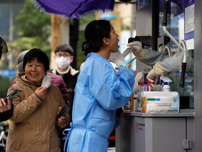 Una mujer se hace una prueba PCR para detectar covid en Shanghái, este miércoles.
