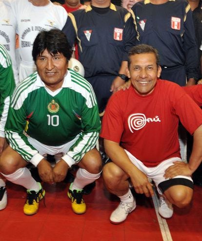 Ollana Humala (D) junto a Evo Morales en un partido de fútbol sala el pasado 22 de diciembre en Cuzco.