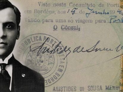 Fotografía del cónsul portugués en Burdeos (Francia) Aristides de Sousa Mendes sobre uno de los visados que firmó.