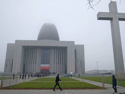 Un grupo de personas acuden a la iglesia del Templo de la Divina Providencia en Varsovia, Polonia. 