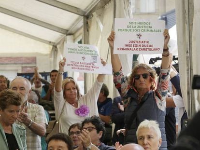 Consuelo Ordóñez, en el centro, y otra representante de Covite exhiben carteles en un acto a favor de los huidos de ETA.