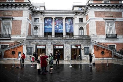 Varias guías se colocan frente a las taquillas del Museo del Prado, el pasado viernes.