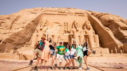 Un grupo de viajeros durante una de las aventuras a Egipto organizada por la agencia Persiguiendo el Viento.