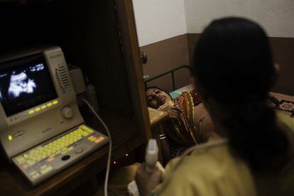 La doctora Rani Bang realiza una ecografía a una mujer embarazada en el hospital de Search en Shodhgram.