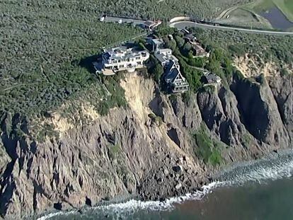 Tres casas se tambalean al borde de un acantilado en Dana Point, California.