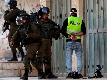 Tropas israelíes detienen a un periodista palestino, en enero de 2019 cerca de Belén.