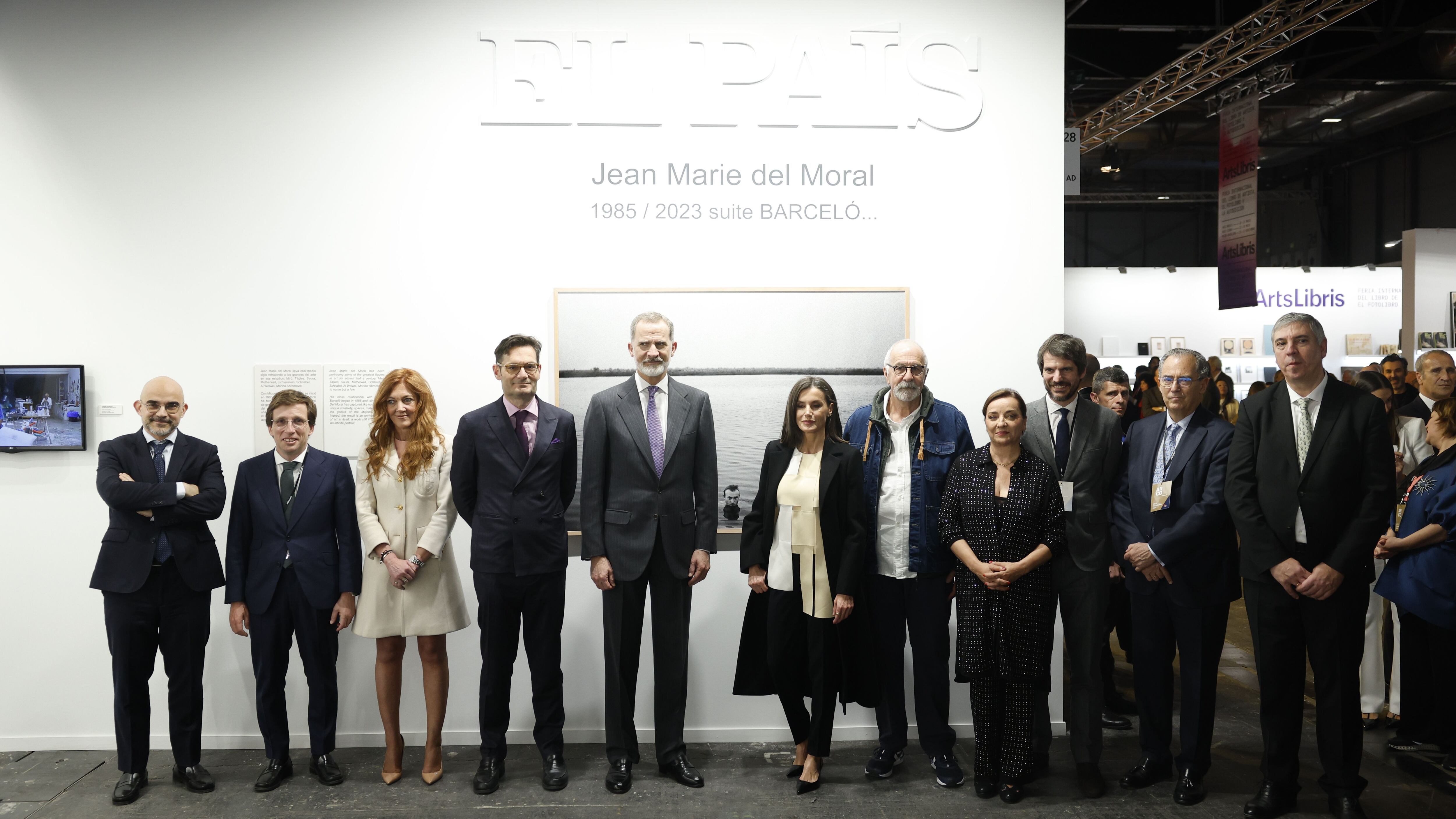 De izquierda a derecha, el presidente ejecutivo de PRISA Media, Carlos Núñez, el alcalde de Madrid, Jose Luis Martínez-Almeida, la vicepresidenta de PRISA, Pilar Gil, el presidente de PRISA, Joseph Oughourlian, los Reyes de España, Felipe VI y Doña Letizia, el artista Jean Marie del Moral, la directora de EL PAÍS, Pepa Bueno, el ministro de Cultura, Ernest Urtasun, el presidente de la Asamblea de Madrid, Enrique Ossorio, y el presidente de Ifema y consejero delegado de Indra, José Vicente de los Mozos.