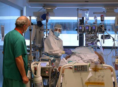 Juan Jose Rubio, jefe de servicio de cuidados intensivos supervisa la evolución una paciente ingresada por coronavirus en el hospital Puerta de Hierro (Madrid).