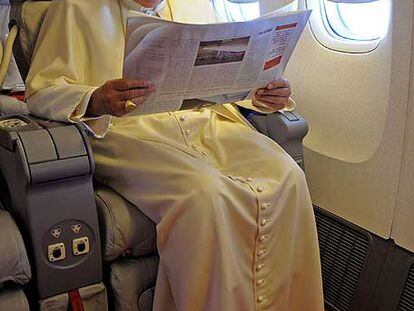 Benedicto XVI, durante un viaje pastoral.