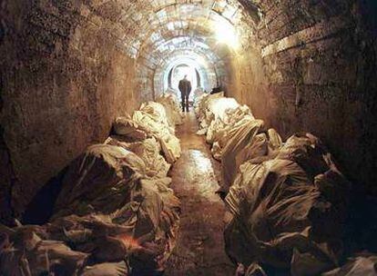 Cadáveres de víctimas de la matanza de Srebrenica yacen en los sótanos de la morgue de Tuzla en marzo de 1997.