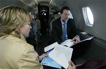 Mariano Rajoy prepara a bordo de su avión de campaña su intervención en un mitin.