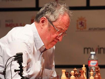 Borís Guélfand, durante la primera partida de la semifinal contra Paco Vallejo, hoy en el Auditorio de León