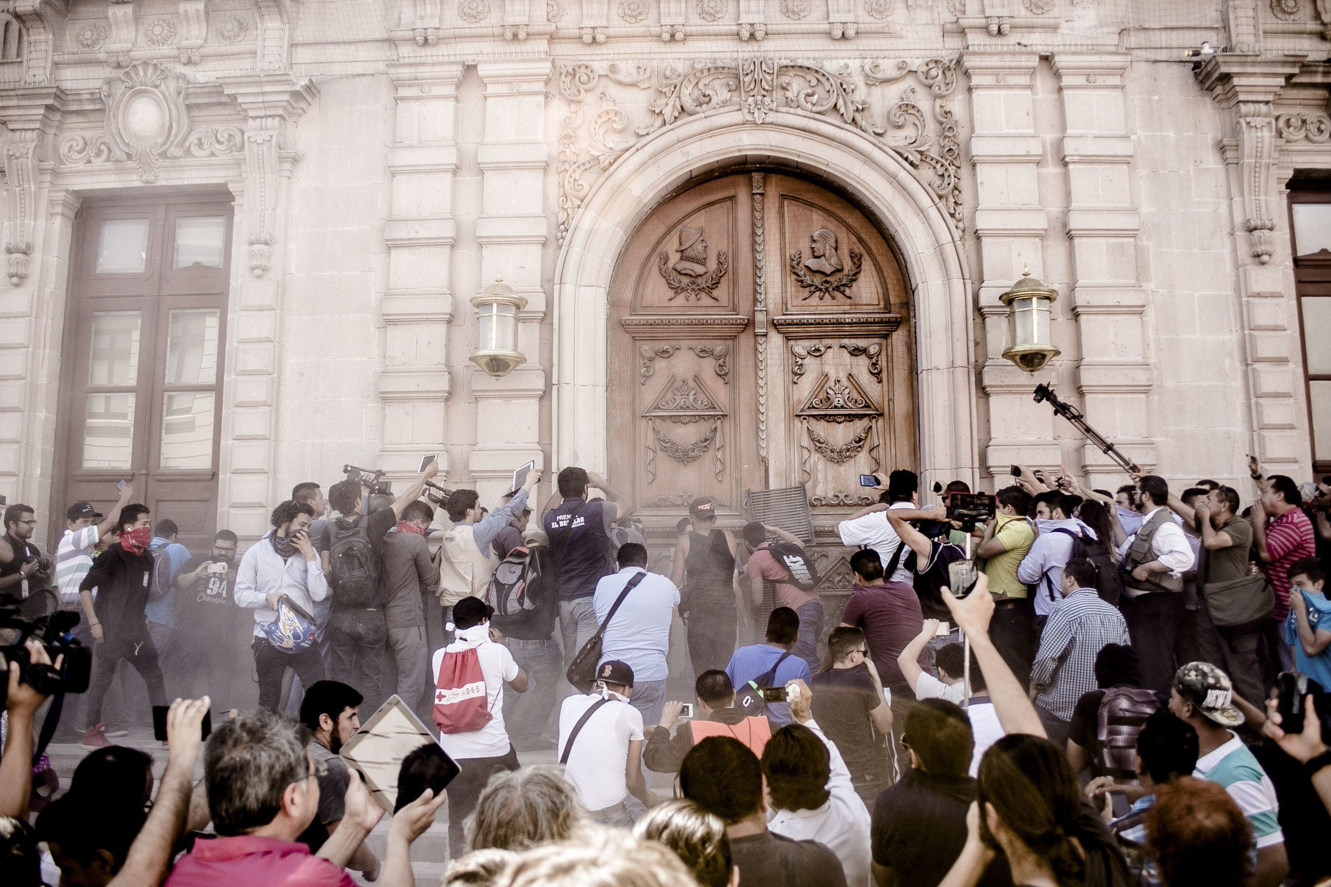 Manifestantes frente al Palacio de Gobierno de Chihuahua (Chihuahua) exigen la renuncia de César Duarte, en junio de 2016.