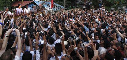 Aung San Suu Kyi saluda a sus partidarios al ser puesta en libertad.