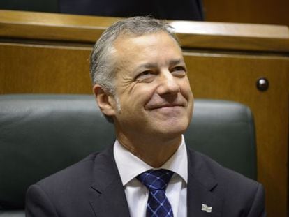 I&ntilde;igo Urkulu sigue sonriente el pleno de Pol&iacute;tica General del Parlamento vasco.
