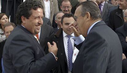 Javier Moliner con su antecesor Carlos Fabra. 