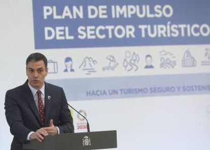 El presidente del Gobierno, Pedro Sánchez, da un discurso durante la presentación del Plan de Impulso al Sector Turístico, este jueves, en el Complejo de la Moncloa, en Madrid.
