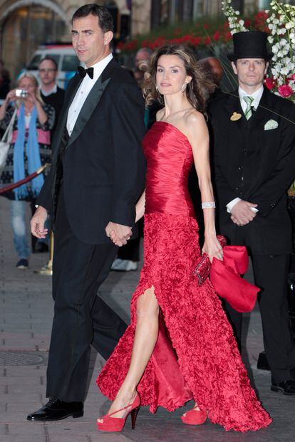 Después de la boda real danesa, Lorenzo Caprile y el color rojo fueron una combinación que Letizia Ortiz escogería muy a menudo para sus actos oficiales. Esta creación, en concreto, también levantó algunas críticas a causa de la abertura de la falda o la pertinencia de unos zapatos tan llamativos para una princesa.