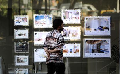 Un hombre mira anuncios de alquiler de una inmobiliaria en Barcelona, el pasado agosto.