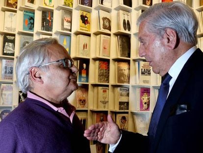 El periodista Juan Cruz, a la izquierda, conversa con el escritor Mario Vargas Llosa en la librería madrileña Rafael Alberti.