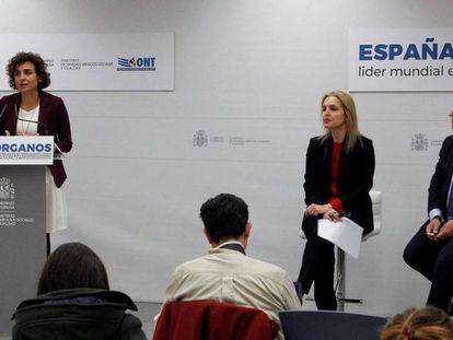 La ministra de Sanidad, Dolors Montserrat, durante la presentaci&oacute;n del balance de 2017 ante la atenci&oacute;n de la directora de la Organizaci&oacute;n Nacional de Trasplantes (ONT), Beatriz Dom&iacute;nguez-Gil , y el secretario general de sanidad, Javier Castrodeza. 