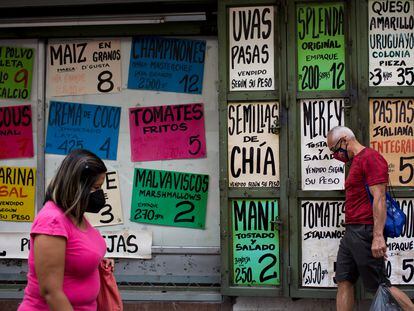 Una tienda de comestibles con carteles de precios en moneda estadounidense en las ventanas del barrio La Candelaria en Caracas, Venezuela.