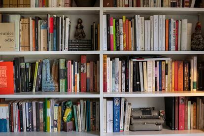 Detalle de la librería en la casa de la escritora Alia Trabucco, en Santiago de Chile. 