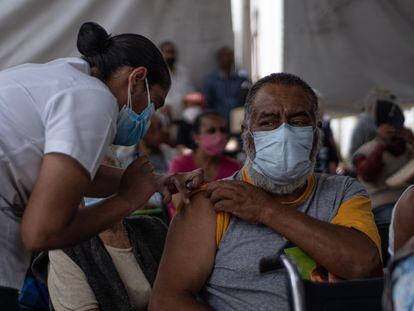 Una enfermera aplica a un hombre una dosis de una vacuna contra la covid-19, en Ecatepec (Estado de México), en una imagen de archivo.