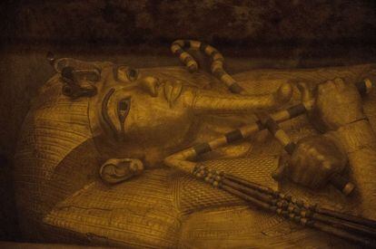 Les primeres anàlisis a la tomba del faraó Tutankamon a Luxor indiquen l'existència d'"alguna cosa" que "podria ser una cambra buida", ha informat el cap del Departament d'Antiguitats egipci, Mahmud Afifi. A la imatge, el sarcòfag de Tutankamon a Luxor.