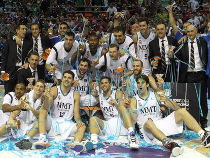 Los jugadores del Madrid celebran el título