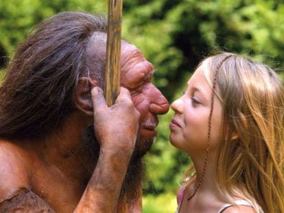 Un hombre de Neanderthal y una ni&ntilde;a sapiens