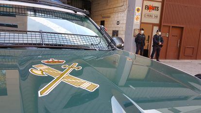 La Guardia Civil delante de la sede de Events en al calle Perú de Barcelona.