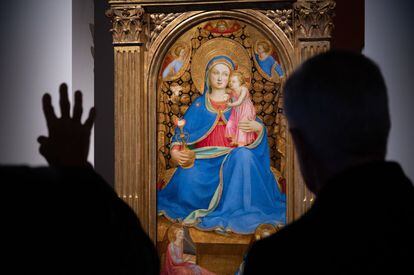 El Museo Thyssen-Bornemisza ha presentado este lunes la restauración de la obra 'La Virgen de la Humildad', de Fra Angelico, un cuadro que permanecerá en el museo hasta diciembre de 2023, ya que se exhibe en Museu Nacional d’Art de Catalunya (MNAC) como parte del depósito de la colección Thyssen-Bornemisza. Hans Heinrich Thyssen la compró.