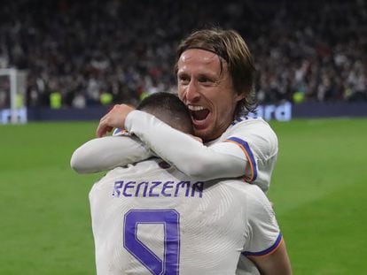 Luka Modric abraza a Benzema para celebrar el pase a cuartos de final de la Liga de Campeones tras derrotar al PSG.