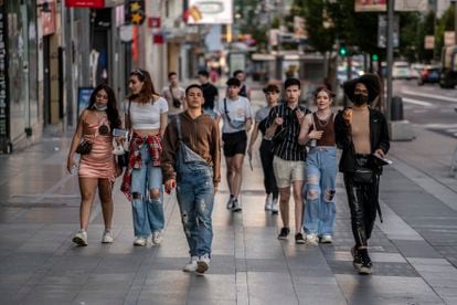 Un grupo de jóvenes caminando por la Gran Vía, Madrid.