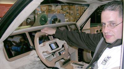 Daniel de la Cruz, en el interior de su coche GMC con 85.000 vatios de sonido.