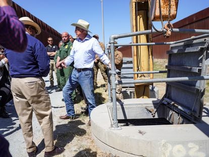 El embajador de Estados Unidos en México, Ken Salazar, señala un "narcotúnel" durante una visita a la frontera de California con México, el 12 de mayo de 2022.