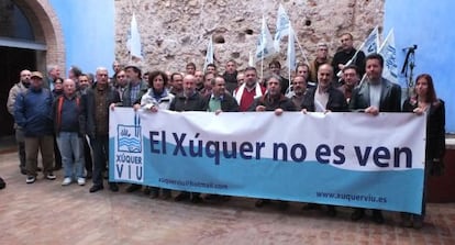 Miembros de la Mesa pel Xúquer en la reunión celebrada en Alzira.
