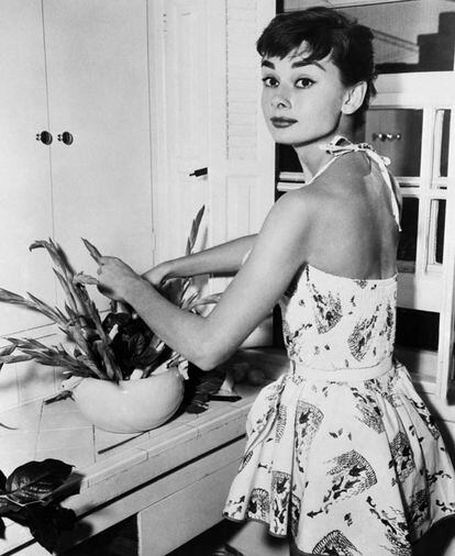 Audrey Hepburn
	

	El cambio radical de la princesa que quería pasar desapercibida en Vacaciones en Roma nos dejó una estampa inolvidable: la de su protagonista con uno de los peinados que más se ha copiado durante la historia.