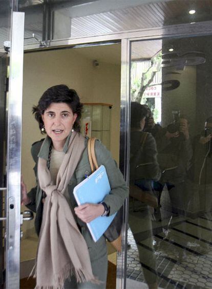 María San Gil sale de la sede del PP en San Sebastián tras la reunión con sus compañeros de partido.
