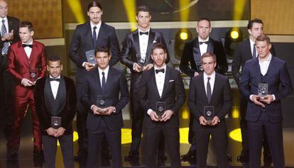 Messi, de rojo, junto a Ibra, Cristiano, Ribéry, Xavi; abajo: Alves, Thiago Silva, Ramos, Lahm y Neuer.