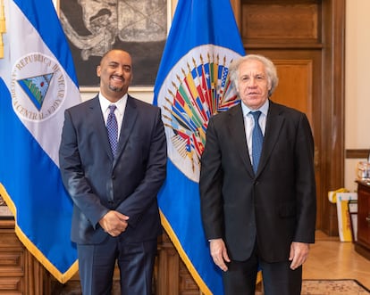El secretario general de la OEA, Luis Almagro, junto al representante permanente de Nicaragua ante ese organismo, Arturo McFields Yescas, en una imagen de archivo.