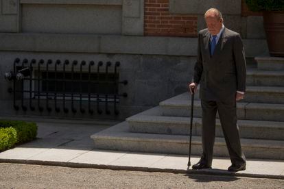 Juan Carlos I, ante el palacio de la Zarzuela el 9 de junio de 2014, sus últimos días como Rey.